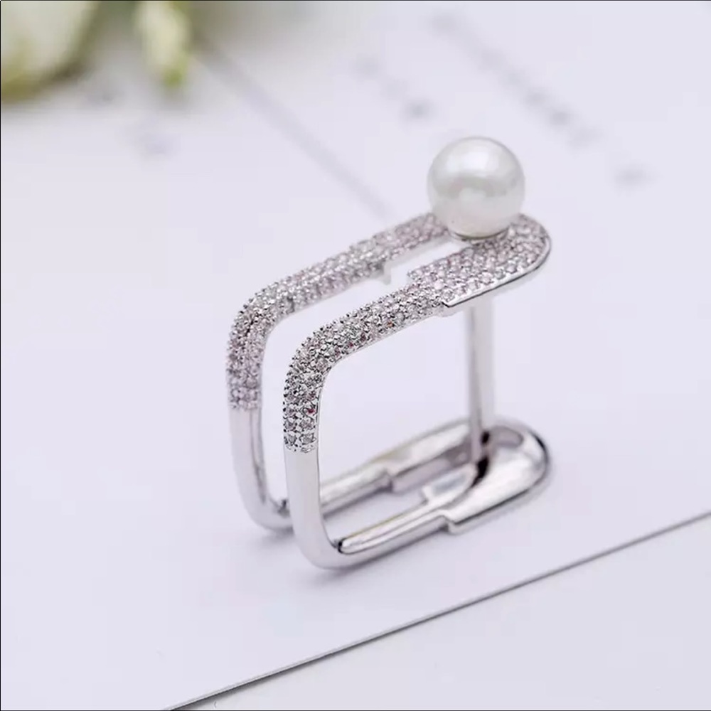 BRAND NEW- Fashion Screw Ring with Crystals